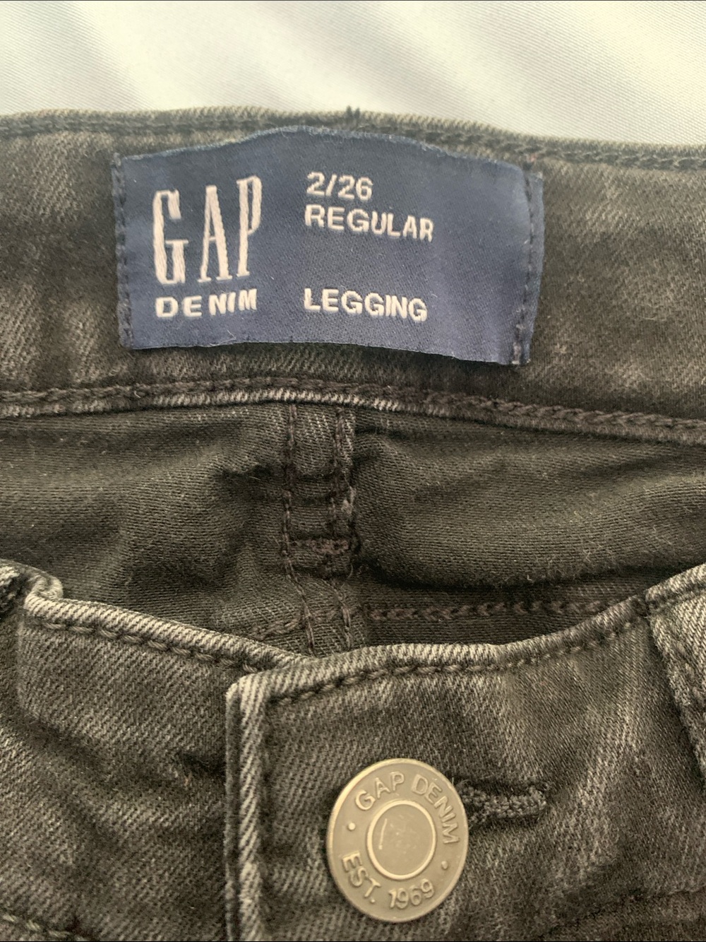 GAP women’s Skinny Jeans in Black - Picture 2 of 3